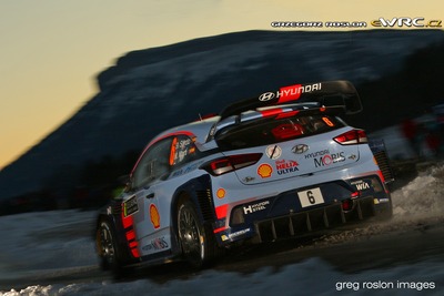 Dani Sordo - Marc Martí
85º Rallye Automobile de Montecarlo 2017. Hyundai i20 Coupe WRC (ALZ WR 21). Clasificado 4º.
Hyundai Motorsport

Del 18 al 21 de Enero, Gap - Monaco.
Superficie: asfalto - nieve.

El Rallye constaba de 4 etapas con un total de 11411.85 km de los que 382.65 km divididos en 15 tramos eran cronometrados, (2 de ellos fueron cancelados SS1 Entrevaux - Val-de-Chalvagne - Ubraye de 21,25 km y SS16 Lucéram - Col St-Roch 2 de 5,5 km).

Tomaron la salida 73 equipos, finalizaron 54.

© Miroslav Stokr

Palabras clave: Hyundai;WRC;Montecarlo;2017