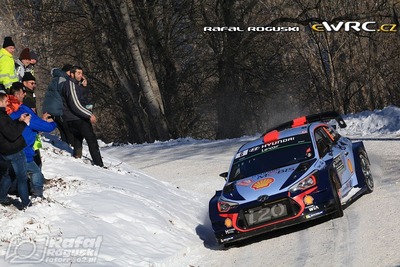 Dani Sordo - Marc Martí
85º Rallye Automobile de Montecarlo 2017. Hyundai i20 Coupe WRC (ALZ WR 21). Clasificado 4º.
Hyundai Motorsport

Del 18 al 21 de Enero, Gap - Monaco.
Superficie: asfalto - nieve.

El Rallye constaba de 4 etapas con un total de 11411.85 km de los que 382.65 km divididos en 15 tramos eran cronometrados, (2 de ellos fueron cancelados SS1 Entrevaux - Val-de-Chalvagne - Ubraye de 21,25 km y SS16 Lucéram - Col St-Roch 2 de 5,5 km).

Tomaron la salida 73 equipos, finalizaron 54.

© Rafal Roguski

Palabras clave: Hyundai;WRC;Montecarlo;2017