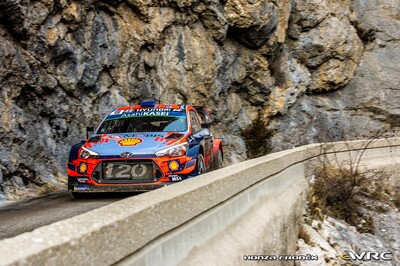 Sébastien Loeb - Daniel Elena
87º Rallye Automobile de Monte-Carlo 2019. Hyundai i20 Coupe WRC (ALZ WR 35). Clasificado 4º.
Hyundai Shell Mobis WRT

Del 24 al 27 de Enero, Gap - Monaco.
Superficie: asfalto - nieve.

El Rallye constaba de 4 etapas con un total de 1366.43 km de los que 323.83 km divididos en 15 tramos eran cronometrados, (uno de ellos fue cancelado, SS3 Valdrôme - Sigottier 1 de 20,04 km).

Tomaron la salida 88 equipos, finalizaron 73.

© Honza Fronek

Palabras clave: Hyundai;Montecarlo;2019