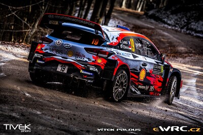 Sébastien Loeb - Daniel Elena
87º Rallye Automobile de Monte-Carlo 2019. Hyundai i20 Coupe WRC (ALZ WR 35). Clasificado 4º.
Hyundai Shell Mobis WRT

Del 24 al 27 de Enero, Gap - Monaco.
Superficie: asfalto - nieve.

El Rallye constaba de 4 etapas con un total de 1366.43 km de los que 323.83 km divididos en 15 tramos eran cronometrados, (uno de ellos fue cancelado, SS3 Valdrôme - Sigottier 1 de 20,04 km).

Tomaron la salida 88 equipos, finalizaron 73.

© Vítek Paldus

Palabras clave: Hyundai;Montecarlo;2019