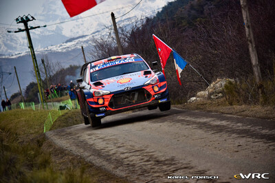 Thierry Neuville - Nicolas Gilsoul
88º Rallye Automobile Monte-Carlo 2020. Hyundai i20 Coupe WRC (ALZ WR 42). Clasificado 1º.
Hyundai Shell Mobis WRT

Del 22 al 26 de Enero, Gap - Monaco.
Superficie: asfalto - nieve.

El Rallye constaba de 4 etapas con un total de 1505.64 km de los que 304.28 km divididos en 15 tramos eran cronometrados.

Tomaron la salida 88 equipos, finalizaron 73.

© Karel Porsch

Palabras clave: Hyundai;WRC;Montecarlo;2020