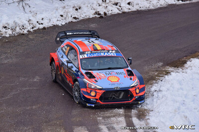 Thierry Neuville - Nicolas Gilsoul
88º Rallye Automobile Monte-Carlo 2020. Hyundai i20 Coupe WRC (ALZ WR 42). Clasificado 1º.
Hyundai Shell Mobis WRT

Del 22 al 26 de Enero, Gap - Monaco.
Superficie: asfalto - nieve.

El Rallye constaba de 4 etapas con un total de 1505.64 km de los que 304.28 km divididos en 15 tramos eran cronometrados.

Tomaron la salida 88 equipos, finalizaron 73.

© Karel Porsch

Palabras clave: Hyundai;WRC;Montecarlo;2020