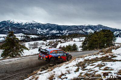 Thierry Neuville - Martijn Wydaeghe
89º Rallye Automobile de Monte-Carlo 2021. Hyundai i20 Coupe WRC (ALZ WR 42). Clasificado 3º.
Hyundai Shell Mobis WRT

Del 21 al 24 de Enero, Gap - Monaco.
Superficie: asfalto - nieve.

El Rallye constaba de 4 etapas con un total de 1392.88 km de los que 279.88 km divididos en 15 tramos eran cronometrados (uno de ellos fue cancelado, SS8 Montauban-sur-l'Ouvèze - Villebois-les-Pins 2 de 22.24 km).

Tomaron la salida 79 equipos, finalizaron 62.

© Vladislav Maschl

Palabras clave: Hyndai;Montecarlo;2021