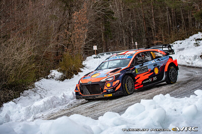 Thierry Neuville - Martijn Wydaeghe
89º Rallye Automobile de Monte-Carlo 2021. Hyundai i20 Coupe WRC (ALZ WR 42). Clasificado 3º.
Hyundai Shell Mobis WRT

Del 21 al 24 de Enero, Gap - Monaco.
Superficie: asfalto - nieve.

El Rallye constaba de 4 etapas con un total de 1392.88 km de los que 279.88 km divididos en 15 tramos eran cronometrados (uno de ellos fue cancelado, SS8 Montauban-sur-l'Ouvèze - Villebois-les-Pins 2 de 22.24 km).

Tomaron la salida 79 equipos, finalizaron 62.

© Vladislav Maschl

Palabras clave: Hyndai;Montecarlo;2021