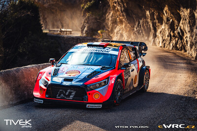 Adrien Fourmaux - Alexandre Coria
93º Rallye Automobile de Monte-Carlo 2025. Hyundai i20 N Rally1 (ALZ WR 917). Clasificado 3º.
Hyundai Shell Mobis WRT

Del 23 al 26 de Enero, Gap - Monaco
Superficie: asfalto - nieve.

El Rallye constaba de 4 etapas con un total de 1629.29 km de los que 333.06 km divididos en 18 tramos eran cronometrados.

Tomaron la salida 69 equipos, finalizaron 62.

© Vítek Paldus

Palabras clave: Hyndai;Montecarlo;2025