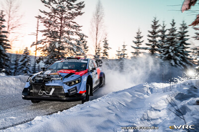 Adrien Fourmaux - Alexandre Coria
73º Rally Sweden 2026. Hyundai i20 N Rally1 (ALZ WR 917). Clasificado 5º.
Hyundai Shell Mobis WRT

Del 12 al 15 de Febrero, Umeå.
Superficie: nieve - hielo.

El Rallye constaba de 3 etapas con un total de 1069.44 km de los que 300.66 km divididos en 18 tramos eran cronometrados.

Tomaron la salida 57 equipos.

© Honza Fronek

Palabras clave: Hyundai;Suecia;2026