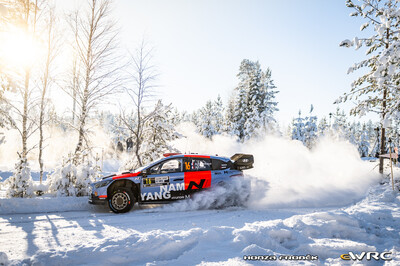 Adrien Fourmaux - Alexandre Coria
73º Rally Sweden 2026. Hyundai i20 N Rally1 (ALZ WR 917). Clasificado 5º.
Hyundai Shell Mobis WRT

Del 12 al 15 de Febrero, Umeå.
Superficie: nieve - hielo.

El Rallye constaba de 3 etapas con un total de 1069.44 km de los que 300.66 km divididos en 18 tramos eran cronometrados.

Tomaron la salida 57 equipos.

© Honza Fronek

Palabras clave: Hyundai;Suecia;2026