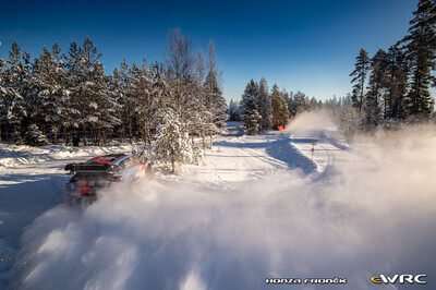 Thierry Neuville - Martijn Wydaeghe
73º Rally Sweden 2026. Hyundai i20 N Rally1 (ALZ WR 919). Clasificado 7º.
Hyundai Shell Mobis WRT

Del 12 al 15 de Febrero, Umeå.
Superficie: nieve - hielo.

El Rallye constaba de 3 etapas con un total de 1069.44 km de los que 300.66 km divididos en 18 tramos eran cronometrados.

Tomaron la salida 57 equipos.

© Honza Fronek

Palabras clave: Hyundai;Suecia;2026