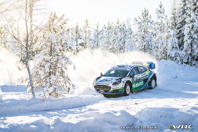Jon Armstrong - Shane Byrne
73º Rally Sweden 2026. Ford Puma Rally1 (YX22 FCD). Clasificado 8º.
M-Sport Ford WRT

Del 12 al 15 de Febrero, Umeå.
Superficie: nieve - hielo.

El Rallye constaba de 3 etapas con un total de 1069.44 km de los que 300.66 km divididos en 18 tramos eran cronometrados.

Tomaron la salida 57 equipos.

© Honza Fronek

Palabras clave: Ford;Puma;Suecia;2026