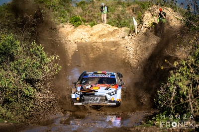 Thierry Neuville - Martijn Wydaeghe
74º Safari Rally Kenya 2026. Hyundai i20 N Rally1 (ALZ WR 910).
Hyundai Shell Mobis WRT

Del 12 al 15 de Marzo, Naivasha.
Superficie: tierra.

El Rally constaba de 4 etapas con un total de 1205.46 km de los que 338.34 km divididos en 20 tramos eran cronometrados.

Tomaron la salida 41 equipos, finalizaron .

© Honza Fronek

Palabras clave: Hyundai;Rally1;Kenya;2026