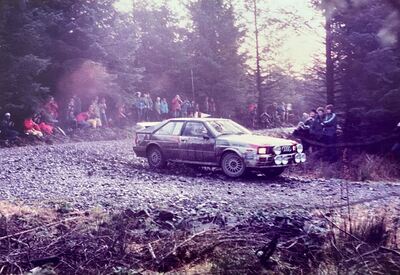 Hannu Mikkola - Arne Hertz
31º Lombard RAC Rally 1982. Audi Quattro (IN-NV 84). Clasificado 1º.
Audi Sport

Del 21 al 25 de Noviembre, York, Inglaterra.
Superficie: asfalto - tierra.

El Rally tenia un total de 2970.00 km de los que 711.73 km divididos en 69 tramos eran especiales, (una de ellas fue cancelada SS46 Yair de 8.53 Km).

Se inscribieron 161 equipos, tomaron la salida 146, finalizaron 63.@
Palabras clave: Audi;Quattro;Gran_Bretaña;1982;RAC_Rally;Inglaterra