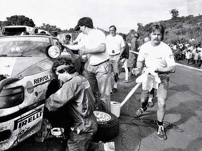 Asistencia del Equipo Toyota Team Kenya durante el 38º Marlboro Safari Rally 1990
En el Toyota Celica GT-4 -ST165- (K-AM 3564) de Mikael Ericsson - Claes Billstam, clasificado 3º.

Del 11 al 16 de Abril, Nairobi, Kenya, África.
Superficie: tierra.

El Rally tenia un total de 4,131.40 Km, desconocemos cuantos CH habían.

Se inscribieron 59 equipos, tomaron la salida 59, finalizaron 10.@
Palabras clave: Toyota;Celica;ST165;Safari;1990;Asistencias