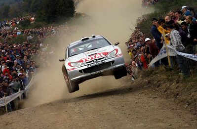 Richard Burns - Robert Reid
22º Rally Argentina 2002. Peugeot 206 WRC (950 NVB 75). 
Finalizó el rally en 1ª posición, pero fue descalificado porque su volante de inercia no se ajustaba en peso a la ficha de homologación.
Peugeot Total

Del 16 al 19 de Mayo
Superficie: tierra

El rally tenia un total de 381.45 km cronometrados divididos en 22 tramos especiales (1 de ellos fue cancelado SS1 Capilla del Monte - San Marcos Sierra 1 de 23.02 km).

Tomaron la salida 68 equipos, finalizaron 29.
@
Palabras clave: Peugeot;WRC;Argentina;2002