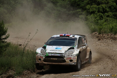 Mads Østberg - Jonas Andersson
57º Acropolis Rally 2011. Ford Fiesta RS WRC (PX60 AVF). Clasificado 12º.
Stobart M-Sport Ford RT

Del 16 al 19 de Junio, Loutraki.
Superficie: tierra.

El Rallye constaba de 3 etapas con un total de 1217.82 km de los que 348.80 km divididos en 18 tramos eran cronometrados.

Tomaron la salida 42 equipos, finalizaron 35.

© Joel Martin

Palabras clave: Ford;Fiesta;WRC;Acropolis;2011
