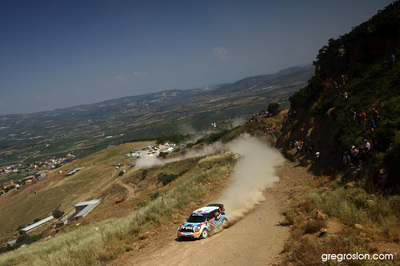Armindo Araujo - Miguel Ramalho
57º Acropolis Rally 2011. Mini John Cooper Works WRC (OU11 BYJ). Abandonó por avería mecánica en SS10 Klenia - Mycenae 2 de 17,41 km.
Motorsport Italia/BAMP

Del 16 al 19 de Junio, Loutraki.
Superficie: tierra.

El Rallye constaba de 3 etapas con un total de 1217.82 km de los que 348.80 km divididos en 18 tramos eran cronometrados.

Tomaron la salida 42 equipos, finalizaron 35.

© Greg Roslon

Palabras clave: Mini;Cooper;WRC;Acropolis;2011