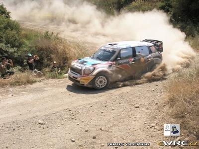 Armindo Araujo - Miguel Ramalho
57º Acropolis Rally 2011. Mini John Cooper Works WRC (OU11 BYJ). Abandonó por avería mecánica en SS10 Klenia - Mycenae 2 de 17,41 km.
Motorsport Italia/BAMP

Del 16 al 19 de Junio, Loutraki.
Superficie: tierra.

El Rallye constaba de 3 etapas con un total de 1217.82 km de los que 348.80 km divididos en 18 tramos eran cronometrados.

Tomaron la salida 42 equipos, finalizaron 35.

© Nikos Alexiou

Palabras clave: Mini;Cooper;WRC;Acropolis;2011