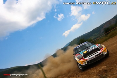 Armindo Araujo - Miguel Ramalho
57º Acropolis Rally 2011. Mini John Cooper Works WRC (OU11 BYJ). Abandonó por avería mecánica en SS10 Klenia - Mycenae 2 de 17,41 km.
Motorsport Italia/BAMP

Del 16 al 19 de Junio, Loutraki.
Superficie: tierra.

El Rallye constaba de 3 etapas con un total de 1217.82 km de los que 348.80 km divididos en 18 tramos eran cronometrados.

Tomaron la salida 42 equipos, finalizaron 35.

© Nikos Katikis

Palabras clave: Mini;Cooper;WRC;Acropolis;2011
