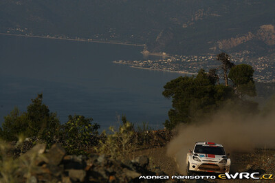 Ott Tänak - Kuldar Sikk
57º Acropolis Rally 2011. Ford Fiesta S2000 (PX59 AVU). Abandonó por daños de accidente en SS8 Ghymno 1 de 26,28 km.

Del 16 al 19 de Junio, Loutraki.
Superficie: tierra.

El Rallye constaba de 3 etapas con un total de 1217.82 km de los que 348.80 km divididos en 18 tramos eran cronometrados.

Tomaron la salida 42 equipos, finalizaron 35.

© Monica Parisotto

Palabras clave: Ford;Fiesta;Acropolis;2011