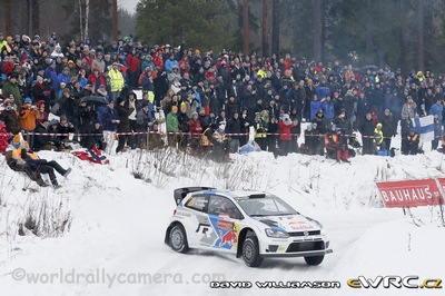 Jari-Matti  Latvala - Miikka Anttila
62º Rally Sweden 2014. Volkswagen Polo R WRC (WOB VW 519). Clasificado 1º.
Volkswagen Motorsport

Del 5 al 8 de Febrero, Karlstad.
Superficie: nieve - hielo.

El Rallye constaba de 3 etapas con un total de 1572.01 km de los que 323.54 km divididos en 24 tramos eran cronometrados (uno de ellos fue cancelado SS21 Hara 2 de 11,32 km).

Tomaron la salida 39 equipos, finalizaron 30.

© David Williamson

Palabras clave: Volkswagen;Polo;WRC;Suecia;2014