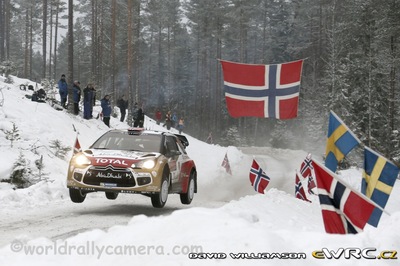 Mads Østberg - Jonas Andersson
62º Rally Sweden 2014. Citroën DS3 WRC (BK-317-DW). Clasificado 3º.
Citroën Total Abu Dhabi WRT

Del 5 al 8 de Febrero, Karlstad.
Superficie: nieve - hielo.

El Rallye constaba de 3 etapas con un total de 1572.01 km de los que 323.54 km divididos en 24 tramos eran cronometrados (uno de ellos fue cancelado SS21 Hara 2 de 11,32 km).

Tomaron la salida 39 equipos, finalizaron 30.

© David Williamson

Palabras clave: Citroen;DS3;WRC;Suecia;2014
