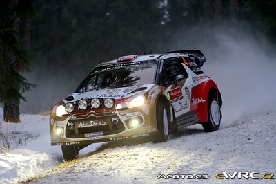 Mads Østberg - Jonas Andersson
62º Rally Sweden 2014. Citroën DS3 WRC (BK-317-DW). Clasificado 3º.
Citroën Total Abu Dhabi WRT

Del 5 al 8 de Febrero, Karlstad.
Superficie: nieve - hielo.

El Rallye constaba de 3 etapas con un total de 1572.01 km de los que 323.54 km divididos en 24 tramos eran cronometrados (uno de ellos fue cancelado SS21 Hara 2 de 11,32 km).

Tomaron la salida 39 equipos, finalizaron 30.

© Mfoto.es

Palabras clave: Citroen;DS3;WRC;Suecia;2014