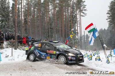 Pontus Tidemand - Ola Fløene
62º Rally Sweden 2014. Ford Fiesta RS WRC (PX60 AVO). Clasificado 8º.

Del 5 al 8 de Febrero, Karlstad.
Superficie: nieve - hielo.

El Rallye constaba de 3 etapas con un total de 1572.01 km de los que 323.54 km divididos en 24 tramos eran cronometrados (uno de ellos fue cancelado SS21 Hara 2 de 11,32 km).

Tomaron la salida 39 equipos, finalizaron 30.

© Mfoto.es

Palabras clave: Ford;Fiesta;WRC;Suecia;2014