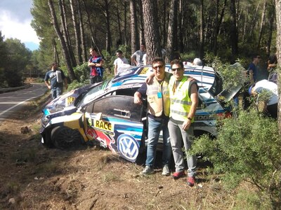 Andreas Mikkelsen - Anders Jæger
52º RallyRACC Catalunya-Costa Daurada Rally de España 2016. Volkswagen Polo R WRC (WOB VW 141). Abandonó por accidente (vuelco) en SS12 Alcover - Capafonts 2 de 19,93 km.
Volkswagen Motorsport

En la foto estoy yo Ramon Canals y mi sobrimo Jordi Adell.
El accidente pasó justo delante nuestro, donde estábamos como Marshals de seguridad.

Del 13 al 16 de Octubre, Salou, Tarragona, Catalunya, España.
Superficie: tierra - asfalto.

El Rallye constaba de 3 etapas con un total de 1430.58 km de los que 321.08 km divididos en 19 tramos eran cronometrados.

Tomaron la salida 58 equipos, finalizaron 51.
Palabras clave: Volkswagen;Polo;WRC;Catalunya;España;Spain;2016;Crash
