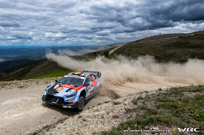 Thierry Neuville - Martijn Wydaeghe
59º Vodafone Rally de Portugal 2026. Hyundai i20 N Rally1 (OF WR 910). Clasificado 1º.
Hyundai Shell Mobis WRT

Del 7 al 10 de Mayo, Matosinhos.
Superficie: tierra.

El Rallye constaba de 4 etapas con un total de 1874.58 km de los que 344.91 km divididos en 23 tramos eran cronometrados.

Tomaron la salida 67 equipos, finalizaron 47.

© Vladislav Maschl

Palabras clave: Hyundai;Rally1;Portugal;2026