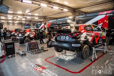 Asistencia del Equipo Toyota Gazoo Racing WRT en el 94º Rallye Automobile de Monte-Carlo 2026
99# Toyota GR Yaris Rally1 (A-7540) de Oliver Solberg - Elliott Edmondson, clasificado 1º.

1# Toyota GR Yaris Rally1 (A-7553) Sébastien Ogier - Vincent Landais, clasificado 3º.

Del 22 al 25 de Enero, Gap - Monaco.
Superficie: asfalto - nieve.

El Rally constaba de 4 etapas con un total de 1553.22 km de los que 339.15 km divididos en 17 tramos eran cronometrados.

Tomaron la salida 65 equipos, finaluizaron 48.

© Honza Fronek

Palabras clave: Toyota;Yaris;Rally1;Montecarlo;2026;Asistencias