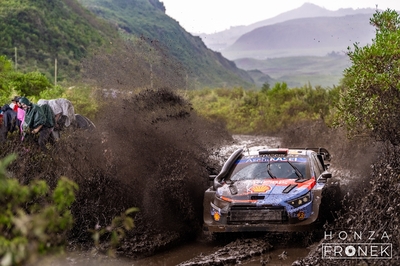 Adrien Fourmaux - Alexandre Coria
74º Safari Rally Kenya 2026. Hyundai i20 N Rally1 (ALZ WR 917). Clasificado 2º.
Hyundai Shell Mobis WRT

Del 12 al 15 de Marzo, Naivasha.
Superficie: tierra.

El Rally constaba de 4 etapas con un total de 1205.46 km de los que 338.34 km divididos en 20 tramos eran cronometrados.

Tomaron la salida 41 equipos, finalizaron 29.

© Honza Fronek

Palabras clave: Ford;Puma;Rally1;Kenya;2026