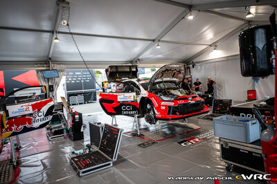 Asistencia del Equipo Toyota Gazoo Racing WRT durante el 50º Rally Islas Canarias - Rally of Spain 2026
En el Toyota GR Yaris Rally1 (A-7646) de Elfyn Evans - Scott Martin, clasificado 1º.

Del 23 al 26 de Abril, Cavle
Superficie: asfalto

El Rallye constaba de 3 etapas con un total de 1309.16 km de los que 301.30 km divididos en 18 tramos eran cronometrados (uno de ellos fue cancelado SS3 Tejeda - San Mateo 1 de 18,62 km.
La cancelación se debió a que vehículos de espectadores estaban estacionados ilegalmente dentro de un área protegida cerca del escenario).
Se encontraron más de 100 vehículos en la zona.

Tomaron la salida 58 equipos, finalizaron 51.

© Vladislav Maschl

Palabras clave: Toyota;Yaris;Rally1;Canarias;España;Spain;2026;Asistencias