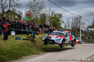 Hayden Paddon - John Kennard
Croatia Rally 2026. Hyundai i20 N Rally1 (ALZ WR 926). Clasificado 3º.
Hyundai Shell Mobis WRT

Del 9 al 12 de Abril, Cavle
Superficie: asfalto

El Rallye constaba de 3 etapas con un total de 1134 km de los que 300.28 km divididos en 20 tramos eran cronometrados.

Tomaron la salida 51 equipos, finalizaron 44.

© Vladislav Maschl

Palabras clave: Croacia;Hyundai;Rally1;2026