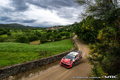 Elfyn Evans - Scott Martin
59º Vodafone Rally de Portugal 2026. Toyota GR Yaris Rally1 (A-7646). Clasificado 3º.
Toyota Gazoo Racing WRT

Del 7 al 10 de Mayo, Matosinhos.
Superficie: tierra.

El Rallye constaba de 4 etapas con un total de 1874.58 km de los que 344.91 km divididos en 23 tramos eran cronometrados.

Tomaron la salida 67 equipos, finalizaron 47.

© Vladislav Maschl

Palabras clave: Toyota;Yaris;Rally1;Portugal;2026