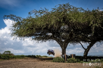 Esapekka Lappi - Enni Mälkönen
74º Safari Rally Kenya 2026. Hyundai i20 N Rally1 (ALZ WR 909). Clasificado 4º.
Hyundai Shell Mobis WRT

Del 12 al 15 de Marzo, Naivasha.
Superficie: tierra.

El Rally constaba de 4 etapas con un total de 1205.46 km de los que 338.34 km divididos en 20 tramos eran cronometrados.

Tomaron la salida 41 equipos, finalizaron 29.

© Honza Fronek

Palabras clave: Hyundai;Rally1;Kenya;2026