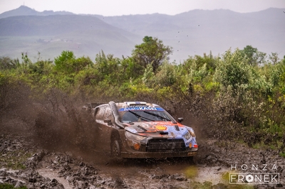 Esapekka Lappi - Enni Mälkönen
74º Safari Rally Kenya 2026. Hyundai i20 N Rally1 (ALZ WR 909). Clasificado 4º.
Hyundai Shell Mobis WRT

Del 12 al 15 de Marzo, Naivasha.
Superficie: tierra.

El Rally constaba de 4 etapas con un total de 1205.46 km de los que 338.34 km divididos en 20 tramos eran cronometrados.

Tomaron la salida 41 equipos, finalizaron 29.

© Honza Fronek

Palabras clave: Hyundai;Rally1;Kenya;2026