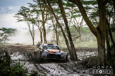 Esapekka Lappi - Enni Mälkönen
74º Safari Rally Kenya 2026. Hyundai i20 N Rally1 (ALZ WR 909). Clasificado 4º.
Hyundai Shell Mobis WRT

Del 12 al 15 de Marzo, Naivasha.
Superficie: tierra.

El Rally constaba de 4 etapas con un total de 1205.46 km de los que 338.34 km divididos en 20 tramos eran cronometrados.

Tomaron la salida 41 equipos, finalizaron 29.

© Honza Fronek

Palabras clave: Hyundai;Rally1;Kenya;2026