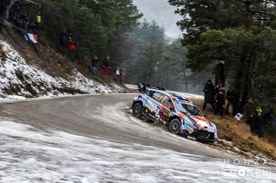 Adrien Fourmaux - Alexandre Coria
94º Rallye Automobile de Monte-Carlo 2026. Hyundai i20 N Rally1 (ALZ WR 917). Clasificado 4º.
Hyundai Shell Mobis WRT

Del 22 al 25 de Enero, Gap - Monaco.
Superficie: asfalto - nieve.

El Rally constaba de 4 etapas con un total de 1553.22 km de los que 339.15 km divididos en 17 tramos eran cronometrados.

Tomaron la salida 65 equipos, finaluizaron 48.

© Honza Fronek

Palabras clave: Hyundai;Rally1;Montecarlo;2026