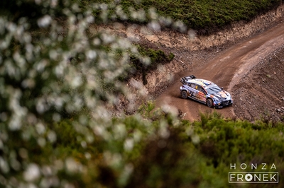 Adrien Fourmaux - Alexandre Coria
59º Vodafone Rally de Portugal 2026. Hyundai i20 N Rally1 (ALZ WR 917). Clasificado 4º.
Hyundai Shell Mobis WRT

Del 7 al 10 de Mayo, Matosinhos.
Superficie: tierra.

El Rallye constaba de 4 etapas con un total de 1874.58 km de los que 344.91 km divididos en 23 tramos eran cronometrados.

Tomaron la salida 67 equipos, finalizaron 47.

© Honza Fronek

Palabras clave: Hyundai;Rally1;Portugal;2026