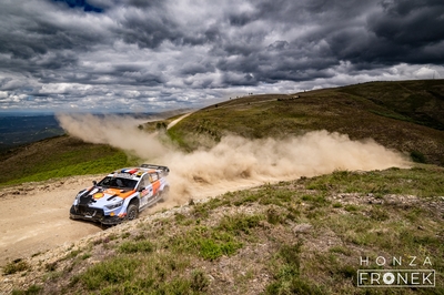 Adrien Fourmaux - Alexandre Coria
59º Vodafone Rally de Portugal 2026. Hyundai i20 N Rally1 (ALZ WR 917). Clasificado 4º.
Hyundai Shell Mobis WRT

Del 7 al 10 de Mayo, Matosinhos.
Superficie: tierra.

El Rallye constaba de 4 etapas con un total de 1874.58 km de los que 344.91 km divididos en 23 tramos eran cronometrados.

Tomaron la salida 67 equipos, finalizaron 47.

© Honza Fronek

Palabras clave: Hyundai;Rally1;Portugal;2026