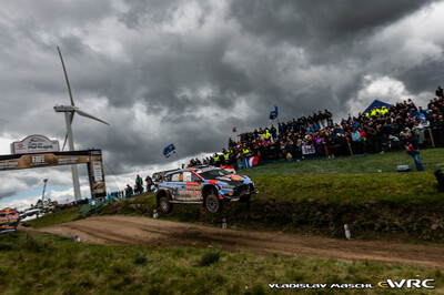 Adrien Fourmaux - Alexandre Coria
59º Vodafone Rally de Portugal 2026. Hyundai i20 N Rally1 (ALZ WR 917). Clasificado 4º.
Hyundai Shell Mobis WRT

Del 7 al 10 de Mayo, Matosinhos.
Superficie: tierra.

El Rallye constaba de 4 etapas con un total de 1874.58 km de los que 344.91 km divididos en 23 tramos eran cronometrados.

Tomaron la salida 67 equipos, finalizaron 47.

© Vladislav Maschl

Palabras clave: Hyundai;Rally1;Portugal;2026