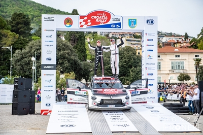 Yohan Rossel - Arnaud Dunand
Croatia Rally 2026. Lancia Ypsilon Rally2 HF Integrale (HH-688-NV). Clasificado 4º.
Lancia Corse HF

Del 9 al 12 de Abril, Cavle
Superficie: asfalto

El Rallye constaba de 3 etapas con un total de 1134 km de los que 300.28 km divididos en 20 tramos eran cronometrados.

Tomaron la salida 51 equipos, finalizaron 44.

© Honza Fronek

Palabras clave: Lancia;Ypsilon;Rally2;Croacia;2026