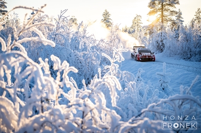 Oliver Solberg - Elliott Edmondson
73º Rally Sweden 2026. Toyota GR Yaris Rally1 (A-7662). Clasificado 4º.
Toyota Gazoo Racing WRT

Del 12 al 15 de Febrero, Umeå.
Superficie: nieve - hielo.

El Rallye constaba de 3 etapas con un total de 1069.44 km de los que 300.66 km divididos en 18 tramos eran cronometrados.

Tomaron la salida 57 equipos, finalizaron 48.

© Honza Fronek

Palabras clave: Toyotra;Yaris;Suecia;2026;Rally1