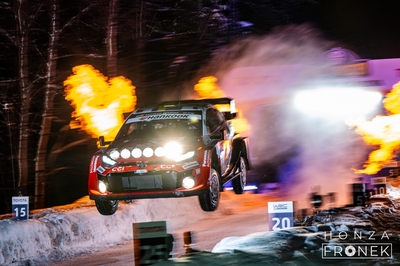 Oliver Solberg - Elliott Edmondson
73º Rally Sweden 2026. Toyota GR Yaris Rally1 (A-7662). Clasificado 4º.
Toyota Gazoo Racing WRT

Del 12 al 15 de Febrero, Umeå.
Superficie: nieve - hielo.

El Rallye constaba de 3 etapas con un total de 1069.44 km de los que 300.66 km divididos en 18 tramos eran cronometrados.

Tomaron la salida 57 equipos, finalizaron 48.

© Honza Fronek

Palabras clave: Toyotra;Yaris;Suecia;2026;Rally1