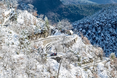 Thierry Neuville - Martijn Wydaeghe
94º Rallye Automobile de Monte-Carlo 2026. Hyundai i20 N Rally1 (ALZ WR 910). Clasificado 5º.
Hyundai Shell Mobis WRT

Del 22 al 25 de Enero, Gap - Monaco.
Superficie: asfalto - nieve.

El Rally constaba de 4 etapas con un total de 1553.22 km de los que 339.15 km divididos en 17 tramos eran cronometrados.

Tomaron la salida 65 equipos, finaluizaron 48.

© Honza Fronek

Palabras clave: Hyndai;Rally1;Montecarlo;2026