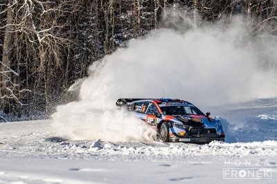Adrien Fourmaux - Alexandre Coria
73º Rally Sweden 2026. Hyundai i20 N Rally1 (ALZ WR 917). Clasificado 5º.
Hyundai Shell Mobis WRT

Del 12 al 15 de Febrero, Umeå.
Superficie: nieve - hielo.

El Rallye constaba de 3 etapas con un total de 1069.44 km de los que 300.66 km divididos en 18 tramos eran cronometrados.

Tomaron la salida 57 equipos, finalizaron 48.

© Honza Fronek

Palabras clave: Hyundai;Suecia;2026;Rally1