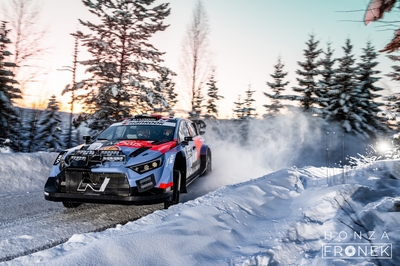 Adrien Fourmaux - Alexandre Coria
73º Rally Sweden 2026. Hyundai i20 N Rally1 (ALZ WR 917). Clasificado 5º.
Hyundai Shell Mobis WRT

Del 12 al 15 de Febrero, Umeå.
Superficie: nieve - hielo.

El Rallye constaba de 3 etapas con un total de 1069.44 km de los que 300.66 km divididos en 18 tramos eran cronometrados.

Tomaron la salida 57 equipos, finalizaron 48.

© Honza Fronek

Palabras clave: Hyundai;Suecia;2026;Rally1