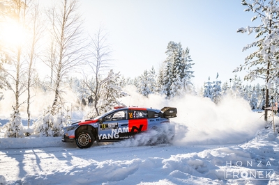 Adrien Fourmaux - Alexandre Coria
73º Rally Sweden 2026. Hyundai i20 N Rally1 (ALZ WR 917). Clasificado 5º.
Hyundai Shell Mobis WRT

Del 12 al 15 de Febrero, Umeå.
Superficie: nieve - hielo.

El Rallye constaba de 3 etapas con un total de 1069.44 km de los que 300.66 km divididos en 18 tramos eran cronometrados.

Tomaron la salida 57 equipos, finalizaron 48.

© Honza Fronek

Palabras clave: Hyundai;Suecia;2026;Rally1