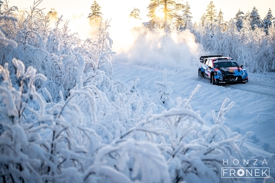Adrien Fourmaux - Alexandre Coria
73º Rally Sweden 2026. Hyundai i20 N Rally1 (ALZ WR 917). Clasificado 5º.
Hyundai Shell Mobis WRT

Del 12 al 15 de Febrero, Umeå.
Superficie: nieve - hielo.

El Rallye constaba de 3 etapas con un total de 1069.44 km de los que 300.66 km divididos en 18 tramos eran cronometrados.

Tomaron la salida 57 equipos, finalizaron 48.

© Honza Fronek

Palabras clave: Hyundai;Suecia;2026;Rally1
