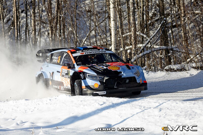 Adrien Fourmaux - Alexandre Coria
73º Rally Sweden 2026. Hyundai i20 N Rally1 (ALZ WR 917). Clasificado 5º.
Hyundai Shell Mobis WRT

Del 12 al 15 de Febrero, Umeå.
Superficie: nieve - hielo.

El Rallye constaba de 3 etapas con un total de 1069.44 km de los que 300.66 km divididos en 18 tramos eran cronometrados.

Tomaron la salida 57 equipos, finalizaron 48.

© Jouni Laakso

Palabras clave: Hyundai;Suecia;2026;Rally1