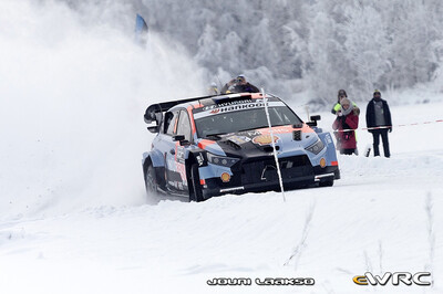 Adrien Fourmaux - Alexandre Coria
73º Rally Sweden 2026. Hyundai i20 N Rally1 (ALZ WR 917). Clasificado 5º.
Hyundai Shell Mobis WRT

Del 12 al 15 de Febrero, Umeå.
Superficie: nieve - hielo.

El Rallye constaba de 3 etapas con un total de 1069.44 km de los que 300.66 km divididos en 18 tramos eran cronometrados.

Tomaron la salida 57 equipos, finalizaron 48.

© Jouni Laakso

Palabras clave: Hyundai;Suecia;2026;Rally1
